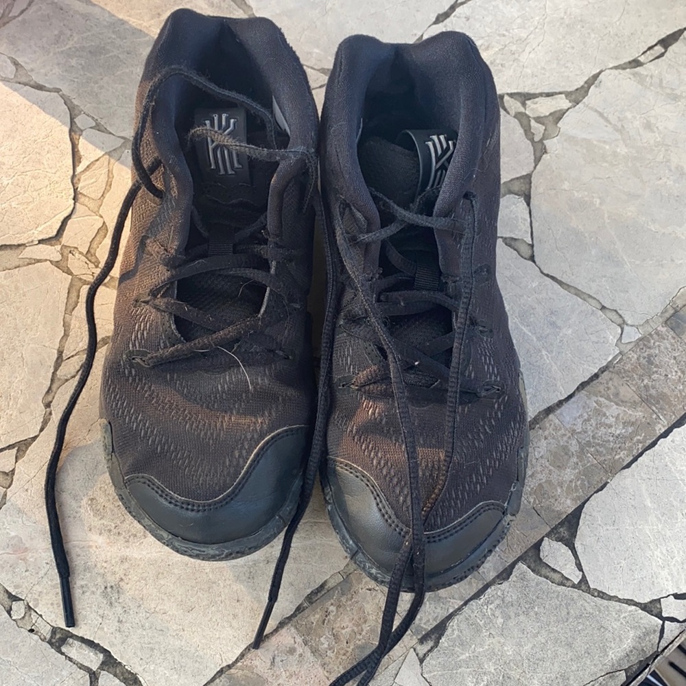 KYRIE 4 blackout size 3 boys